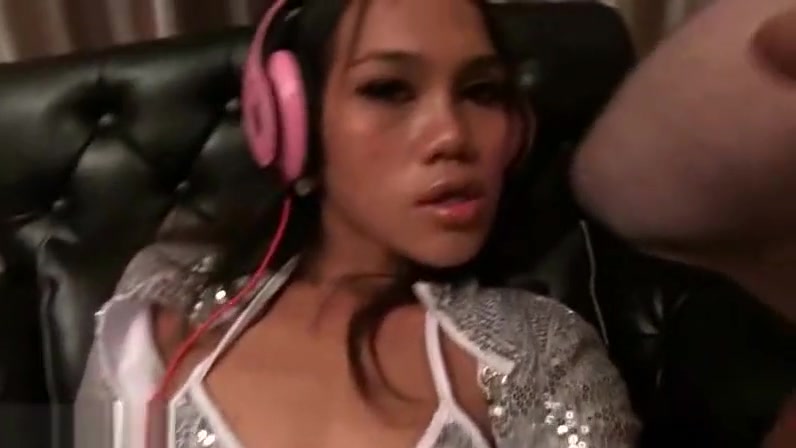 Ladyboy Annie DJ Blowjob Bareback