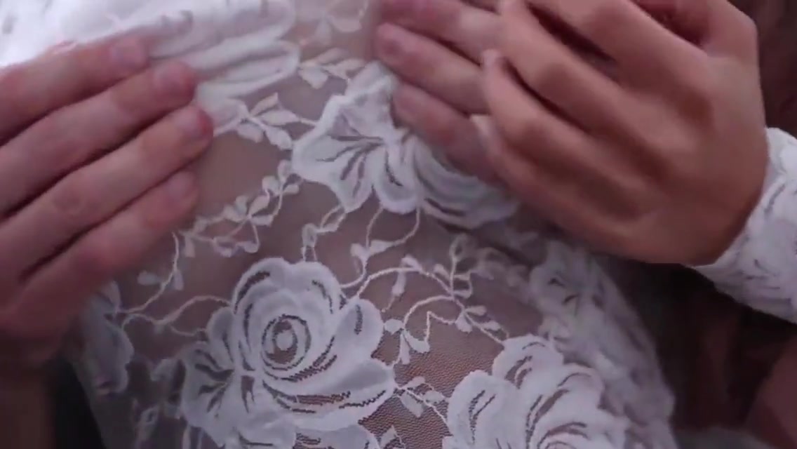 Une brune sexy aime baiser avec Step son mari