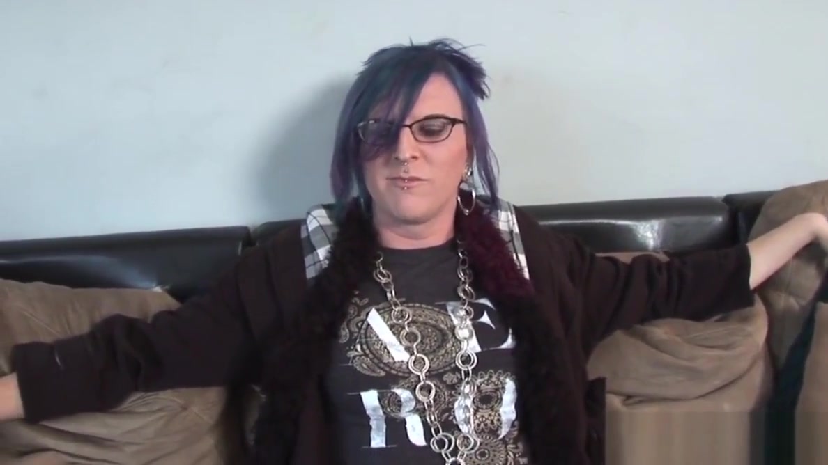 Alternative tgirl wanks solo on casting couch