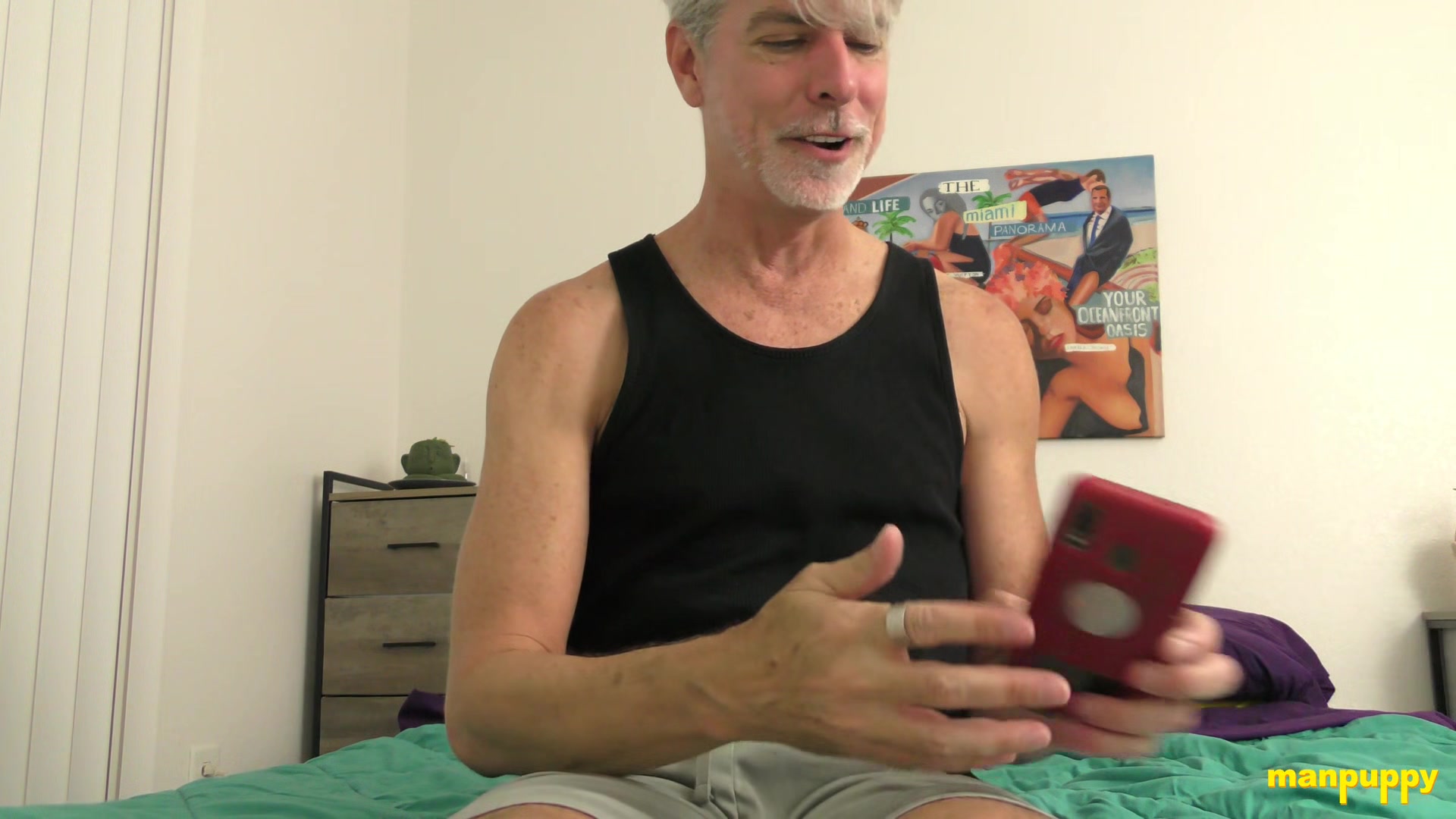 Giant Has a Hotel Hookup - Richard Lennox