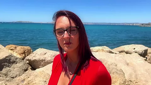 Léa, 27, manager of a lingerie shop in Marseille!