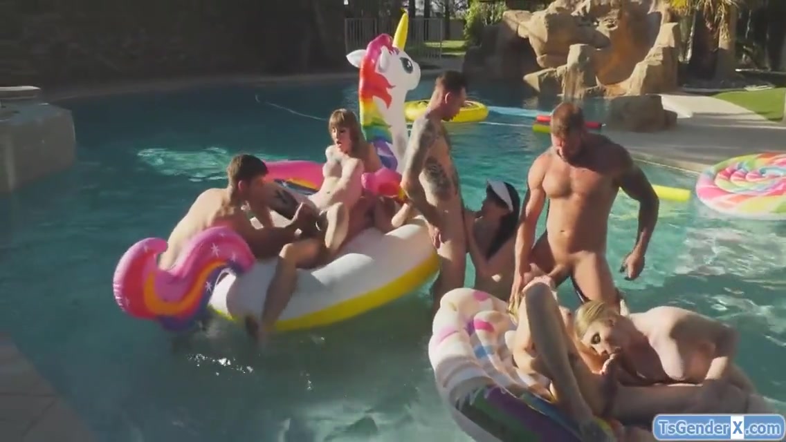 Trannies And Guys Have A Pool Party Orgy 6 Min - Casey Kisses, Lena Moon And Janelle Fennec
