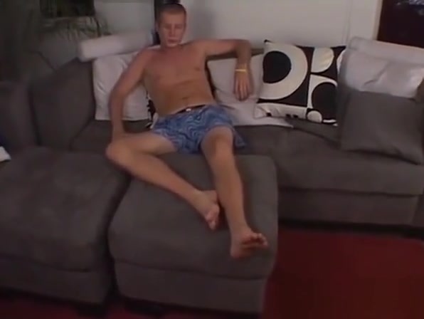 Amateur feet model Preston kinkily showing off solo