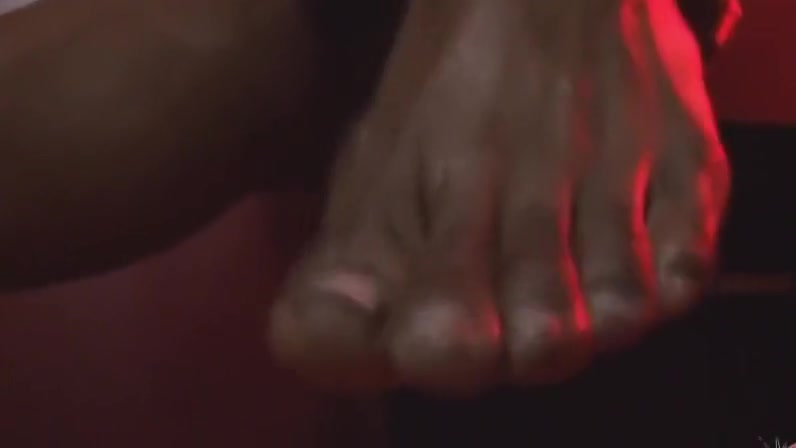 Dirty Nubian Tranny shows cummy toes