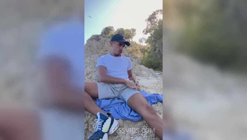 Dotadao gozando muito na trilha - PissVids