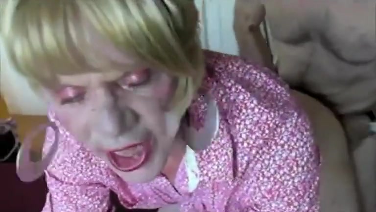 Amateur mature CD sucking