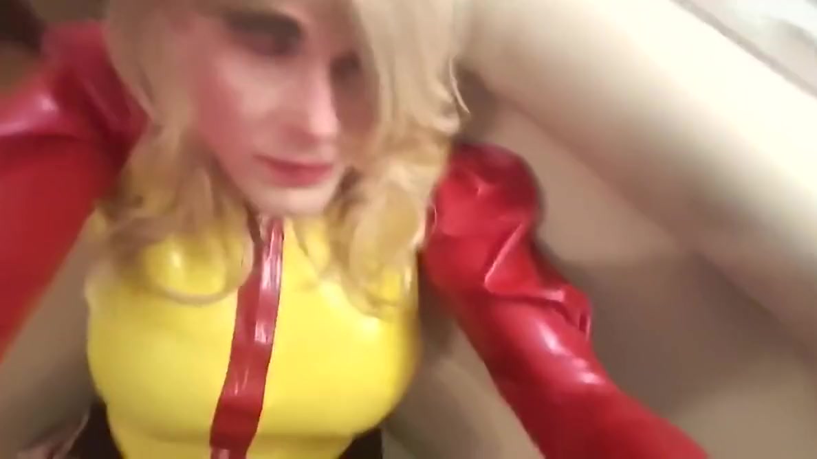 Super fan Dennis sucks his favourite pornstar Suleika Latex